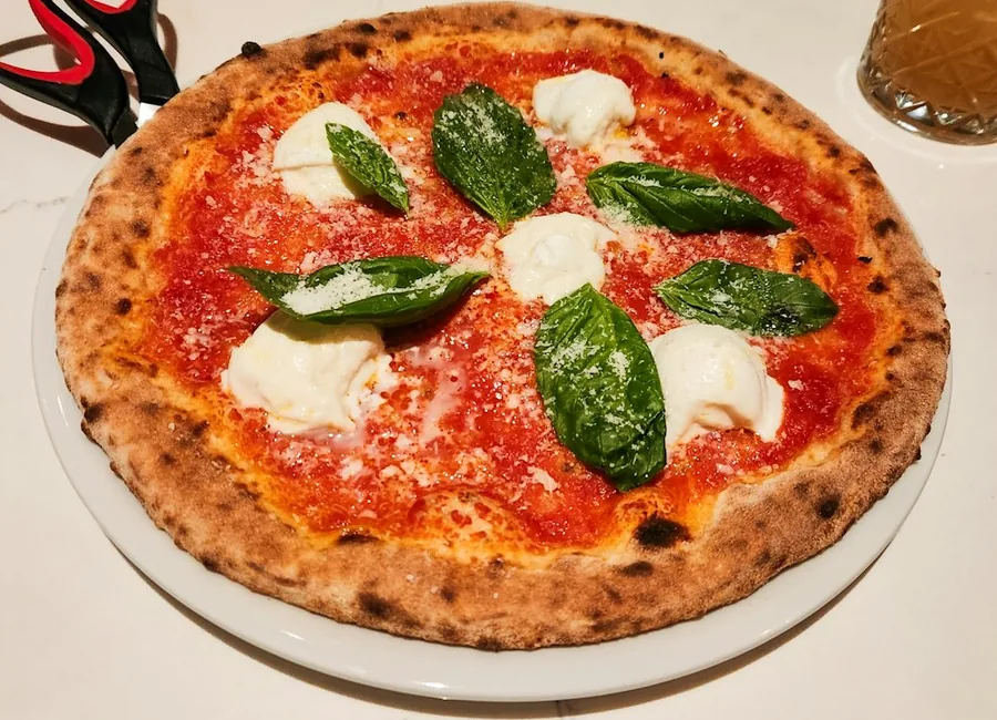 Pizza Margherita di Bufala avec sauce tomate, mozzarella di bufala, Parmigiano Reggiano et basilic frais