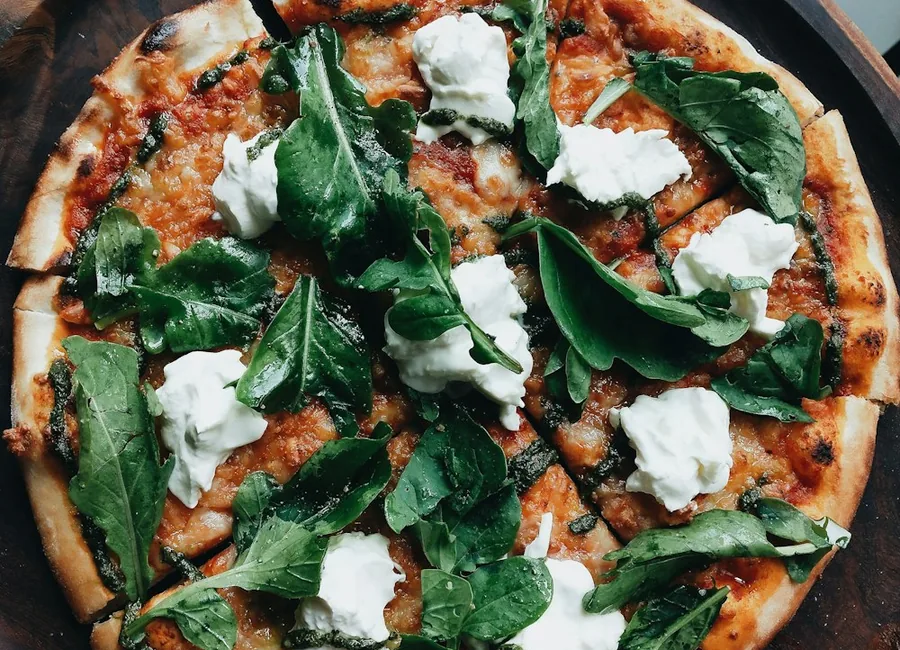 Pizza Gourmet La Pecora Nera à la crème de truffe, stracciatella, mortadella à la pistache et basilic