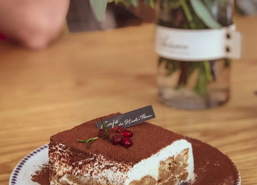 Tiramisu fait maison saupoudré de cacao